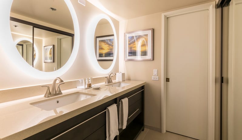 Aston Waikiki Beach Tower - One Bedroom Ocean View Washroom